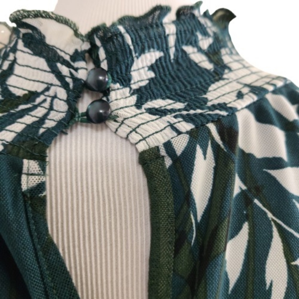 🆕️Kathy Ireland Green and White Abstract Floral Print Blouse - Picture 9 of 11